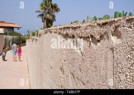 Zerbrochenes Glas oben an der Wand. Tunis. Susse. Einige Leute geht. Stockfoto