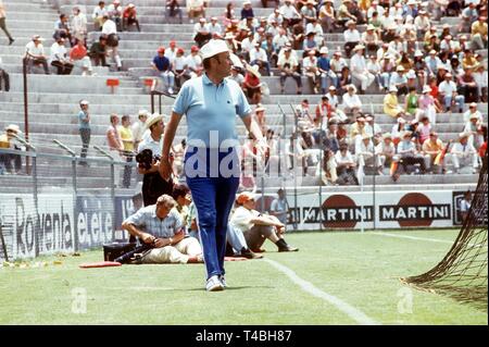 Deutsche Fußball-Trainer Helmut Schoen Spaziergänge entlang der Tonhöhe und beobachtet die Ereignisse, die sich auf die Tonhöhe während der WM 1970 Gruppe Spiel Deutschland gegen Bulgarien in Leon, Mexiko, 7. Juni 1970. Deutschland gewinnt das Spiel 5-2 gegen Bulgarien. | Verwendung weltweit Stockfoto