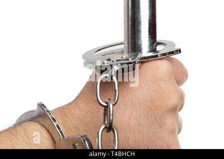 Nahaufnahme der männlichen Geisel berühren Stahl bar mit Handschellen hand auf weißem Hintergrund Stockfoto