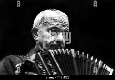 Ein undatiertes Bild zeigt den argentinischen Tango Komponisten und Bandoneon-spieler Astor Piazzolla spielen sein Bandoneon in Buenos Aires, Argentinien. Piazzolla war in Mar del Plata, Argentinien geboren 1921, vor 90 Jahren. Sein Oeuvre revolutionierte die traditionellen Tango in einen 'Nuevo Tango" mit Elementen aus dem Jazz und der klassischen Musik. Foto: Claudio Herdener/dpa | Verwendung weltweit Stockfoto