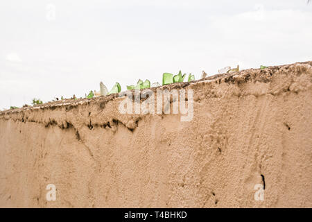 Zerbrochenes Glas oben an der Wand. Tunis. Susse. Stockfoto