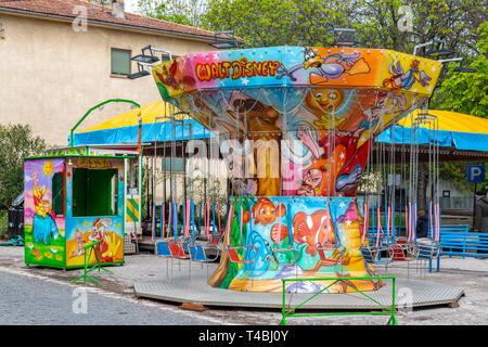 Karussell Merry-Go-Round mit Sitzen ausgesetzt auf Ketten Stockfoto