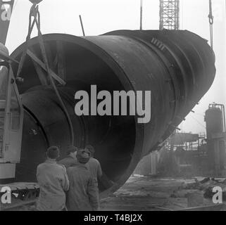 Ein vakuum Spalte steht aufrecht in der neuen Caltex Raffinerie in Raunheim am 05. Januar 1963. Die vakuumkolonne ist eine der wichtigsten Maschinen des Erdöls Destillation, die rohe Öle zu trennen und gewinnen High-grade-ide-Streams, die für benzine verwendet werden, Luftfahrt turbine Kraftstoffe und Dieselkraftstoff ist. Es wiegt 90 Tonnen und ist 23 Meter lang. | Verwendung weltweit Stockfoto