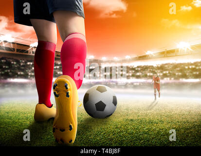 Ansicht der Rückseite des Fußball-Spieler Frau Dribbling den Ball auf und den Umgang mit ihrer Gegnerin auf dem Fußballfeld bei Stadion Stockfoto