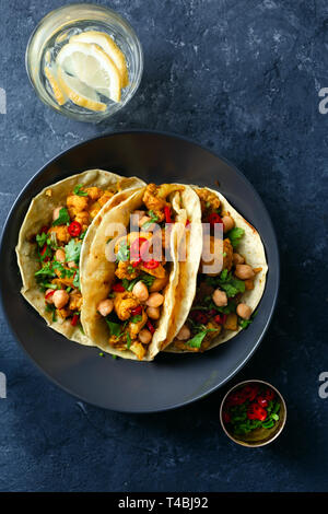 Flapjack mit Aloo Gobi und Kichererbsen auf dunklem Hintergrund der Ansicht von oben Stockfoto