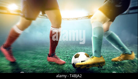 Fußballspieler Frau rollt der Ball beim Umgang mit ihrer Gegnerin auf dem Fußballfeld bei Stadion Stockfoto