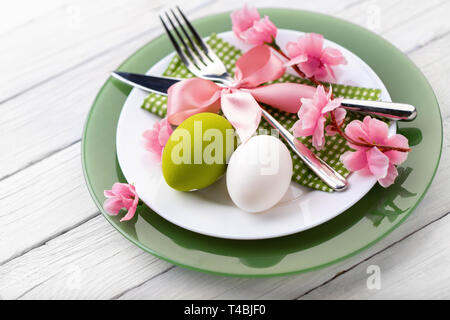Ostern Tisch mit Frühlingsblumen und Besteck. Urlaub Hintergrund Stockfoto