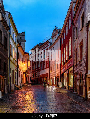 Eine Straße mit nassen Kopfsteinpflaster in der Altstadt von Cesky Krumlov in der Dämmerung Stockfoto