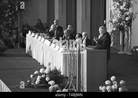 Die Sparkassentag in Frankfurt am Main ist am 7. November 1963 eröffnet. Das Bild zeigt die Bundeskanzler Ludwig Erhard in seiner Rede. | Verwendung weltweit Stockfoto