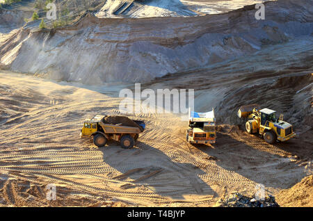 Rad Frontlader entladen Sand in schwere Muldenkipper im Tagebau Steinbruch Stockfoto