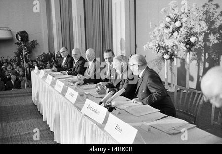 Die Sparkassentag in Frankfurt am Main ist am 7. November 1963 eröffnet. Das Bild zeigt (r-l) Fritz Butschkau, Bundeskanzler Ludwig Erhard, und Herr Rosenberg (die anderen Personen auf dem Bild sind nicht identifiziert). | Verwendung weltweit Stockfoto