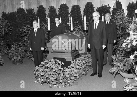 Am 18. Dezember 1963 Der Sarg des verstorbenen SPD-Vorsitzende Erich Ollenhauer wird auf den Sarg gelegt. Das Bild zeigt (auf der linken Seite des Sarges, an der Vorderseite) Alfred Nau, (hinten, links) Herbert Wehner, (vorne, rechts) Fritz Erler und (hinten, rechts) Carlo Schmid mit dem ersten aufwachen. | Verwendung weltweit Stockfoto