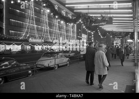Fußgänger flanieren durch das beleuchtete Innere Stadt Frankfurt am ersten Sonntag im Advent (Archiv Bild vom 1. Dezember 1963). | Verwendung weltweit Stockfoto