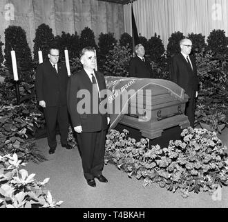 Am 18. Dezember 1963 Der Sarg des verstorbenen SPD-Vorsitzende Erich Ollenhauer wird auf den Sarg gelegt. Das Bild zeigt (auf der linken Seite des Sarges, an der Vorderseite) Alfred Nau, (hinten, links) Herbert Wehner, (vorne, rechts) Fritz Erler und (hinten, rechts) Carlo Schmid mit dem ersten aufwachen. | Verwendung weltweit Stockfoto