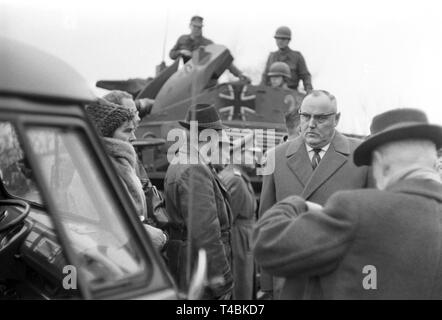 In der so genannten "Panzer-Prozess' (als Tank trial übersetzt) auf den Tod der 13-jährigen Studentin Heike Spitzbarth, die Mitglieder des Hofes prüfen Mehrere anti-aircraft Tanks American Type M 42 Am 29. November 1963. Das Bild zeigt den Vater des getöteten Kindes, Helmut Spitzbart (m, mit Brille), die zwischen einem Tank und der VW-Bus, dass er und seine Tochter während des Unfalls saßen steht. | Verwendung weltweit Stockfoto