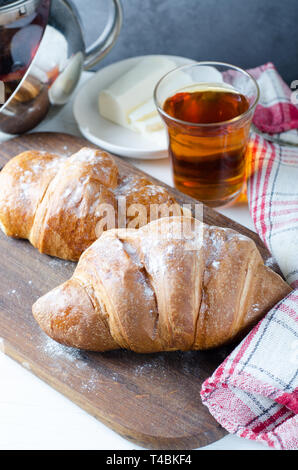 Frische Croissants und Kaffee zum Frühstück. Essen Fotografie Hintergrund. Stockfoto