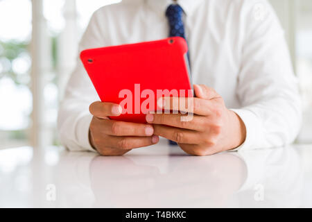 Nahaufnahme des mittleren Alters mit Tablet Mann Stockfoto