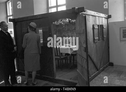 Eine Laubhütte, eine Hütte, aus Süddeutschland aus dem frühen 19. Jahrhundert. Die Hütte wurde unter schwierigen Bedingungen im Jahre 1937 in die Schweiz. Heute ist es in Jerusalem und ist eins der wertvollsten Exponate. Am 14. Oktober 1963, der Präsident des Deutschen Bundestages Dr. Gerstenmaier eröffnete die Ausstellung 'Monumenta Judaica - 2000 Jahre Geschichte und Kultur der Juden am Rhein" (im Stadtmuseum Köln übersetzt als 'Monumenta Judaica - 2000 Jahre jüdische Geschichte und Kultur am Rhein"). Mit 2200 dokumentieren Exponate aus 15 Ländern, die Ausstellung gab einen vollständigen Überblick über den Intellekt Stockfoto