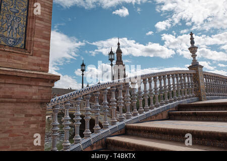 Andalisia Sevillas Hauptplatz Plaza de Espana Spanien. Nahaufnahme auf Blau dekorative Keramik Element der Treppe Stockfoto