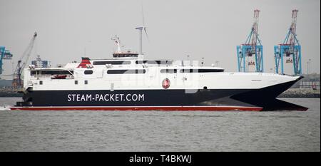 New Brighton, Großbritannien, 12. April 2019 Schiffe auf dem Fluss Mersey credit Ian Fairbrother Stockfoto