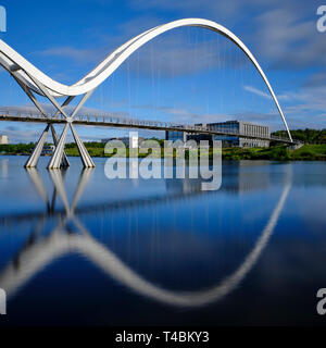 England, County Durham, Stockton-on-Tees. Die Infinity Brücke, einem öffentlichen Fußgänger Rad- und Fußgängerbrücke über den Fluss abzweigt. Stockfoto