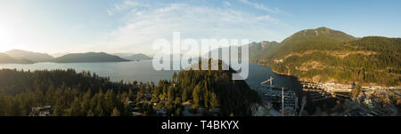 Antenne Panoramablick von Horseshoe Bay Ferry Terminal an einem sonnigen Abend vor Sonnenuntergang. In West Vancouver, British Columbia, Kanada. Stockfoto