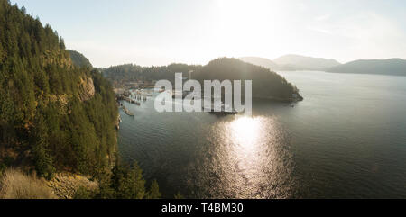 Antenne Panoramablick von Horseshoe Bay Ferry Terminal an einem sonnigen Abend vor Sonnenuntergang. In West Vancouver, British Columbia, Kanada. Stockfoto