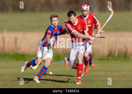 Kinlochshiel v Kingussie im MOWI Premiership, an Kirkton, Balmacara, Schottland gespielt. Stockfoto