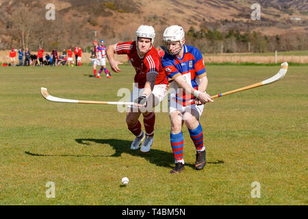 Kinlochshiel v Kingussie im MOWI Premiership, an Kirkton, Balmacara, Schottland gespielt. Stockfoto