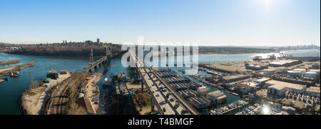 Antenne Panoramablick auf einem Industriestandort und Second Narrows Bridge an einem sonnigen Sommertag. In North Vancouver, British Columbia, Kanada. Stockfoto