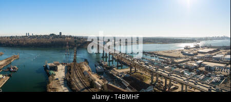 Antenne Panoramablick auf einem Industriestandort und Second Narrows Bridge an einem sonnigen Sommertag. In North Vancouver, British Columbia, Kanada. Stockfoto