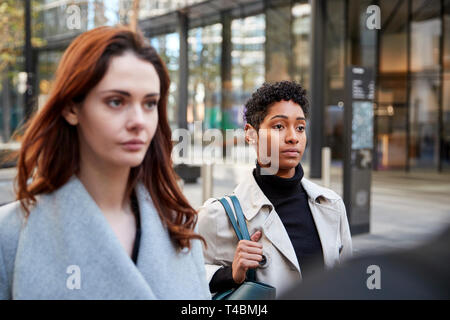 Zwei junge Unternehmerinnen zu Fuß in der City von London, Nahaufnahme, selektiver Fokus Stockfoto