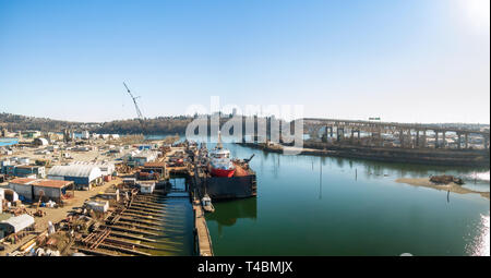 Antenne Panoramablick auf einem Industriestandort und Second Narrows Bridge an einem sonnigen Sommertag. In North Vancouver, British Columbia, Kanada. Stockfoto