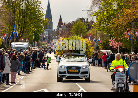 Ein Auto mit schönen Blumen und viele Zuschauer bei der jährlichen bloemencorso Glühlampe Blumenkorso in der hoofdstraat in der niederländischen Dorf Sassenhei Stockfoto