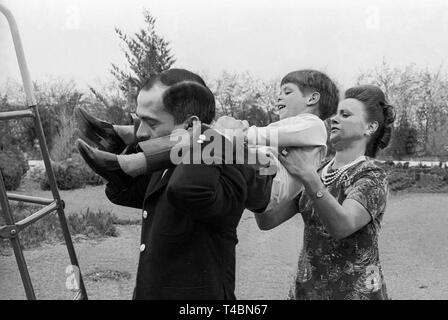 HUSSEIN bin Talal von Jordanien und Frau Prinzessin Muna spielt mit Kronprinz Abdullah Stockfoto