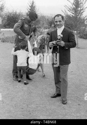 HUSSEIN bin Talal von Jordanien und Frau Prinzessin Muna spielt mit Kronprinz Abdullah Stockfoto