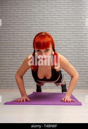 Mädchen beschäftigt sich mit Gymnastik Stockfoto