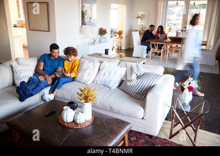 Drei generation Familie Familie verbringen Zeit in Ihren offenen Wohnzimmer und Wohnküche, Vater und Tochter in den Vordergrund, Erhöhte Ansicht, Bewegungsunschärfe Stockfoto