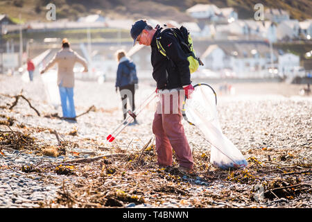 Leute freiwillig an einem Strand und Fluss sauber, Kommissionierung bis Kunststoff und anderen Arten von Müll, organisiert von Aberystwyth Beach Buddies/Gwerin y Glannau auf South Beach Aberystwyth, Wales UK Stockfoto