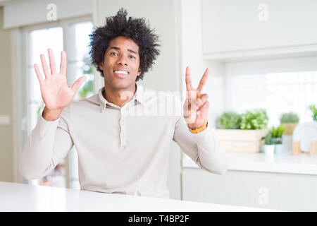 African American man zu Hause angezeigt und zeigen mit den Fingern Nummer sieben, während lächelte zuversichtlich und fröhlich. Stockfoto