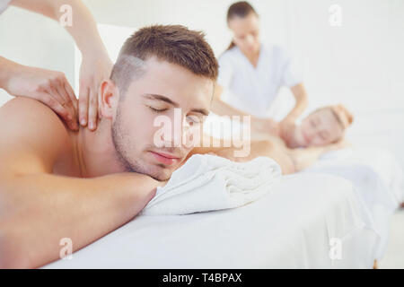 Paar beim Massage Körper im Spa Center Stockfoto