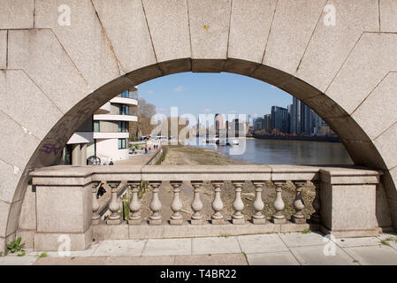 Blick von der Vauxhall Bridge in London, England Stockfoto