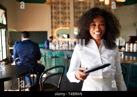 POV Nahaufnahme von Kellnerin in der Cocktailbar Übergabe Kundenwechsel Stockfoto