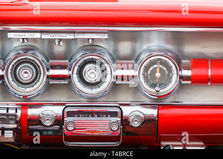 In der Nähe auf einem Dashboard mit Radio in einem Oldtimer Stockfoto