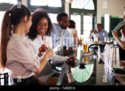 Zwei Geschäftsfrauen Treffen für Nach Werke Getränke in der Bar Stockfoto