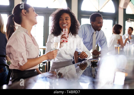 Zwei Geschäftsfrauen Treffen für Nach Werke Getränke in der Bar Stockfoto