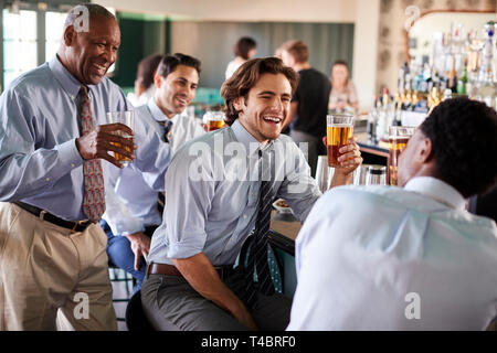 Gruppe von Geschäftsleuten Treffen für Nach Werke Getränke in der Bar Stockfoto