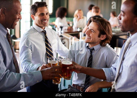 Gruppe von Geschäftsleuten Feiern mit Getränken nach der Arbeit in der Bar Stockfoto