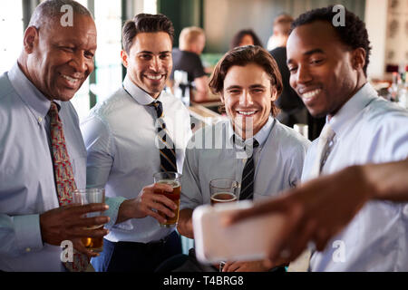 Gruppe von Geschäftsleuten, die selfie In Bar nach der Arbeit einen Drink in der Bar Stockfoto