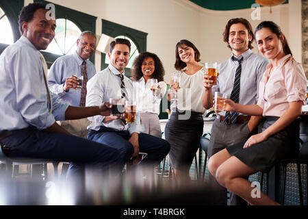 Portrait von Kollegen treffen Für nach Werke Getränke in der Bar Stockfoto